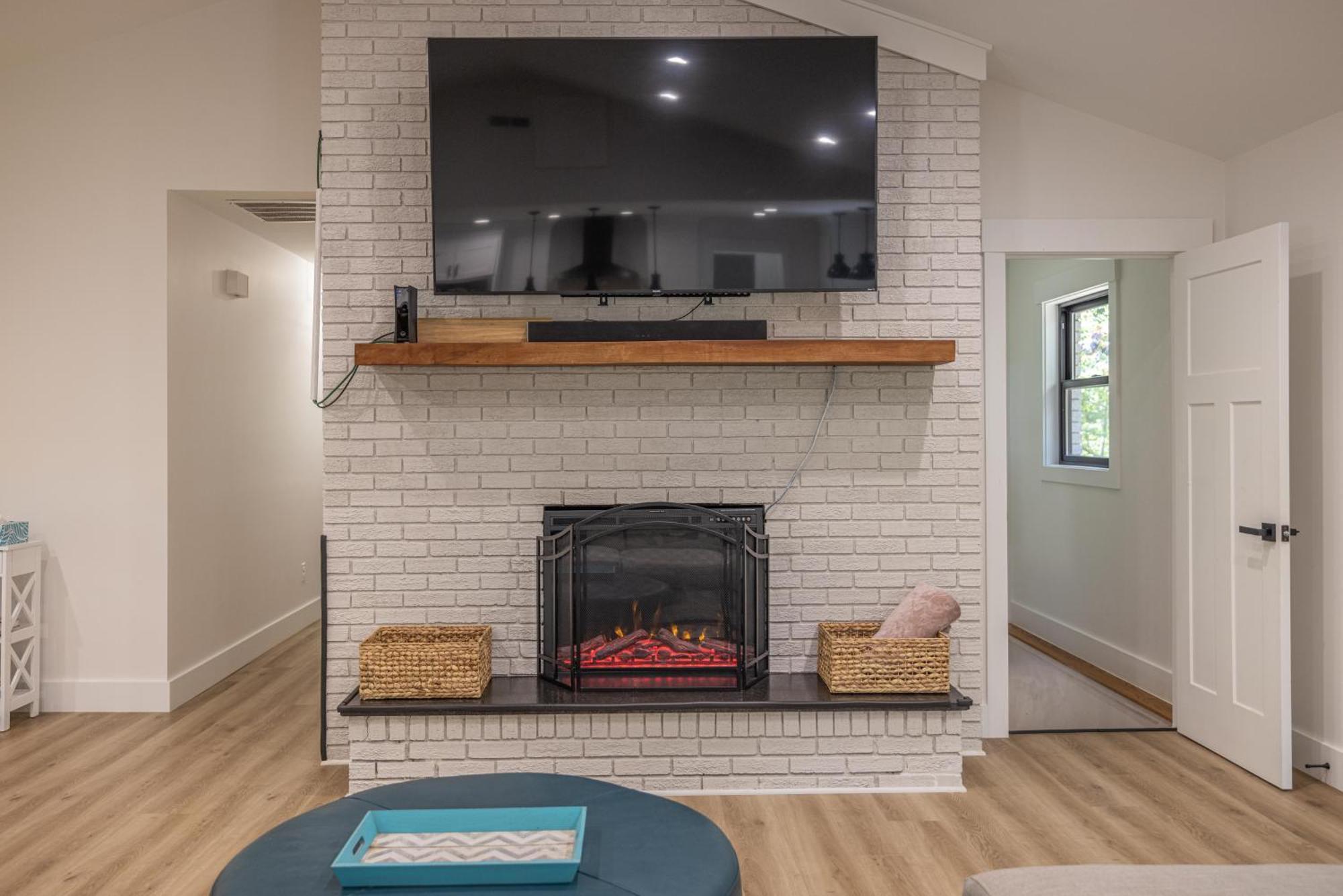 Villa Mid-Century Modern Impeccable Remodel With Hot Tub Asheville Esterno foto