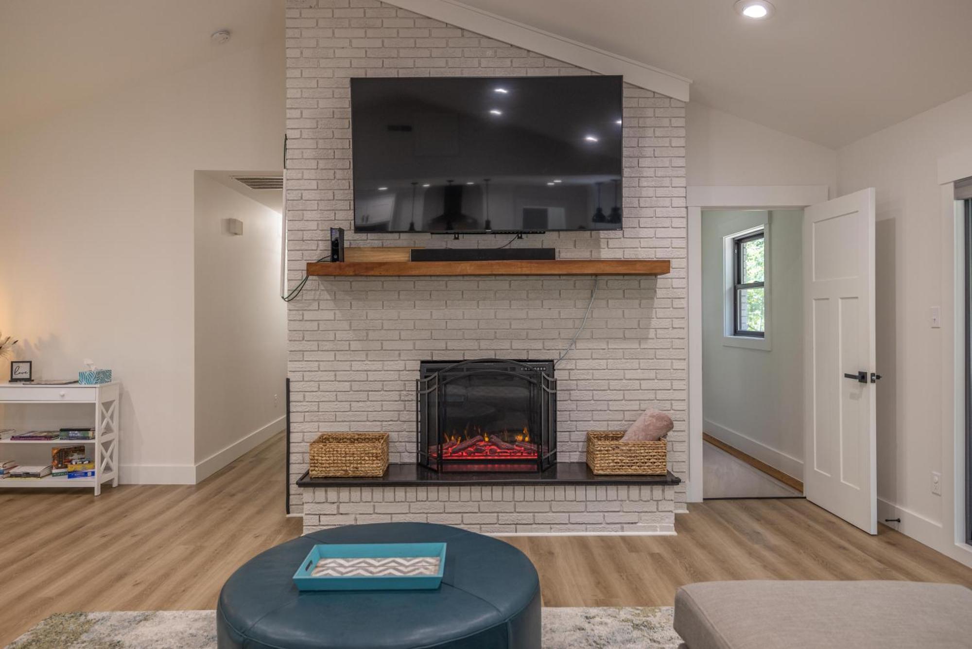 Villa Mid-Century Modern Impeccable Remodel With Hot Tub Asheville Esterno foto
