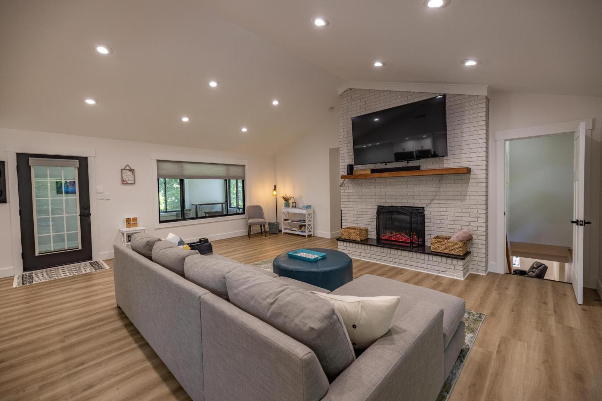 Villa Mid-Century Modern Impeccable Remodel With Hot Tub Asheville Esterno foto